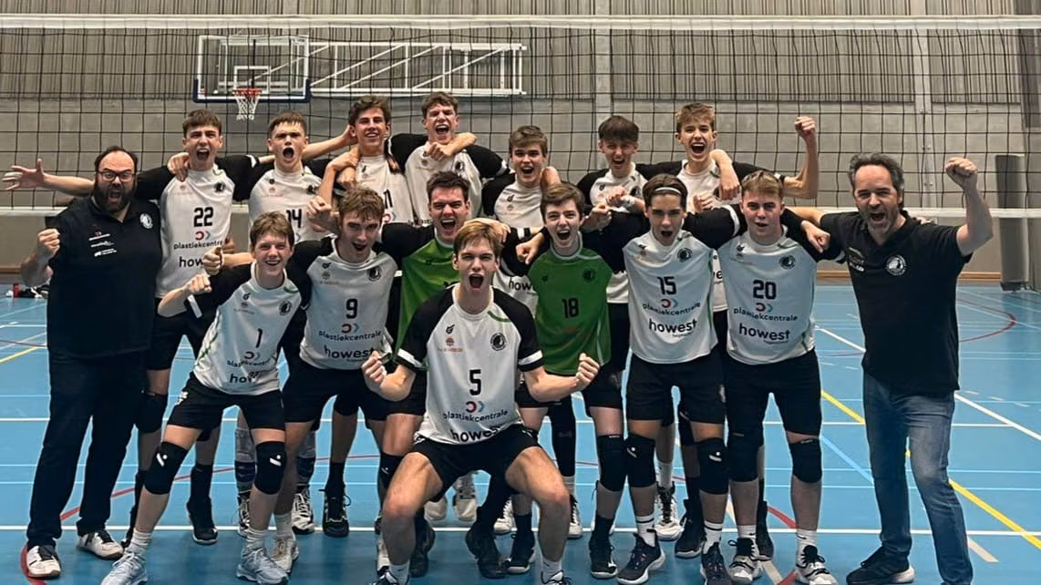Een jeugdploeg juicht uitbundig na de wedstrijd, samen met de twee coaches in de sporthal