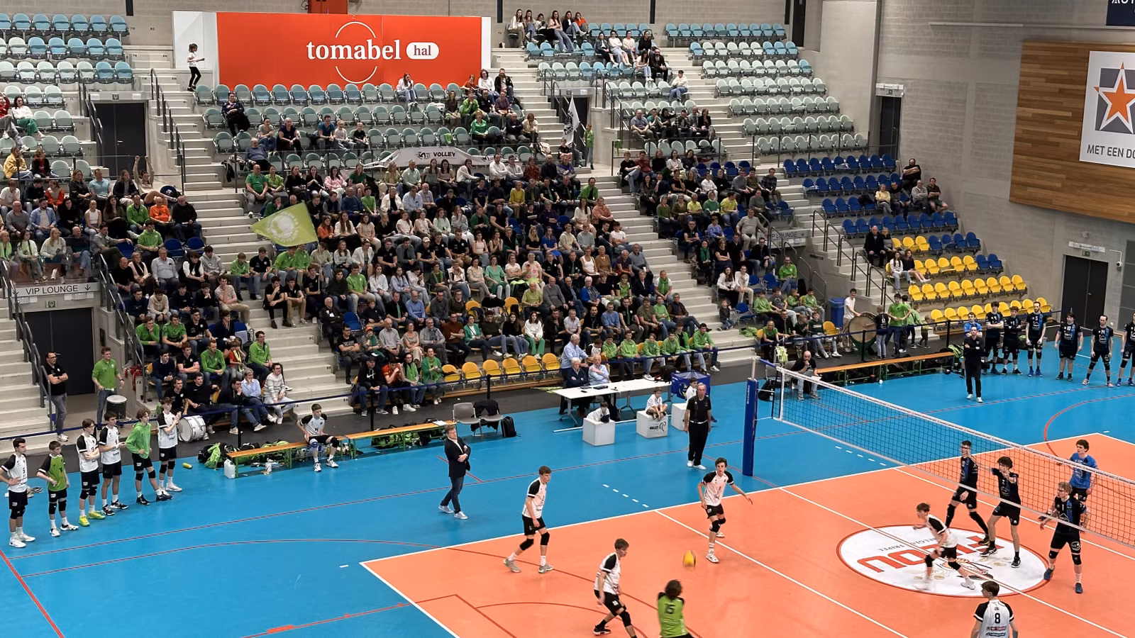 Rembert Torhout aan de opslag in de bekerfinale, voor een tribune vol supporters in het groen.