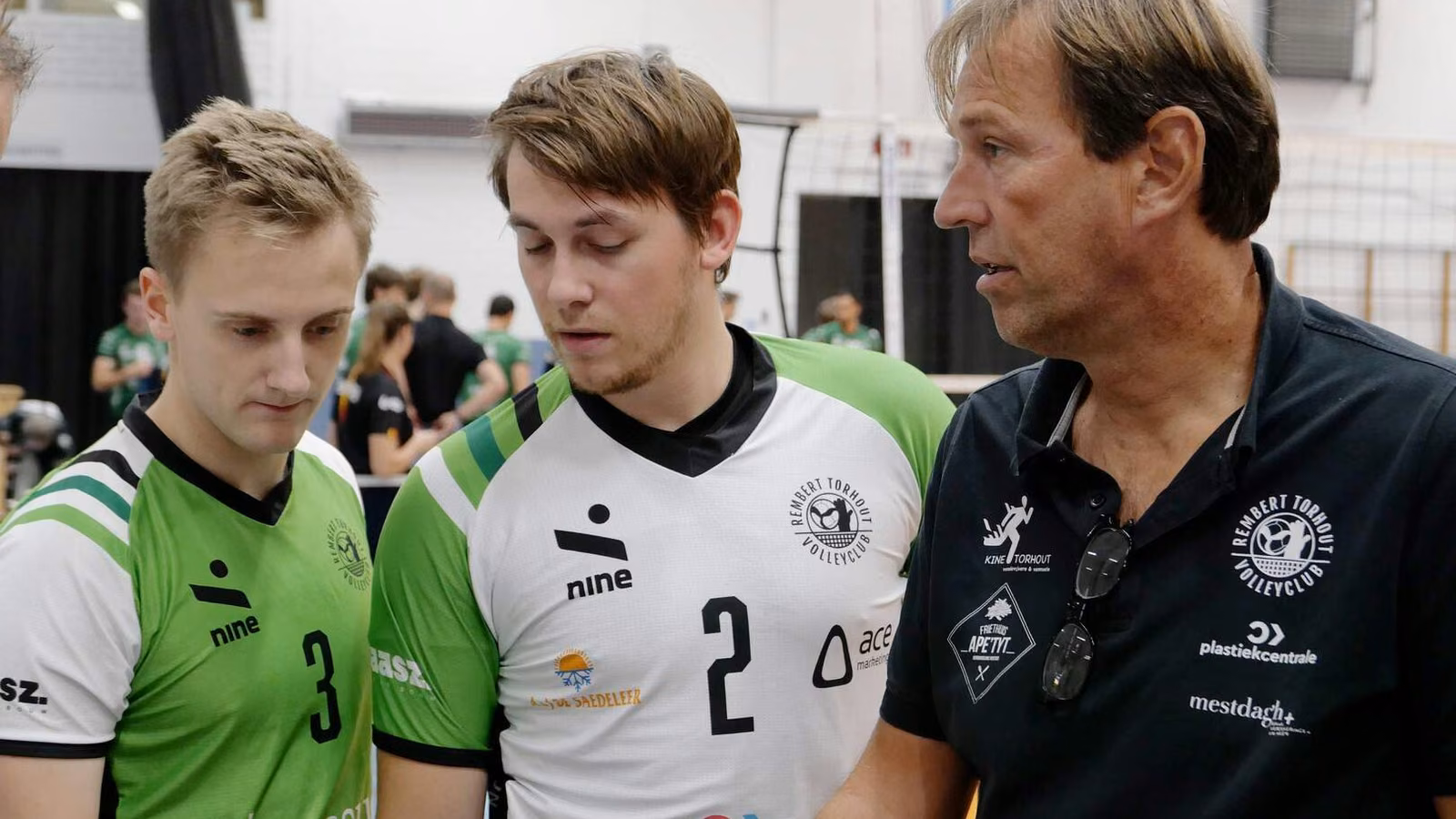 Benjamin Robbe en Seppe Vandepoele staan te luisteren naar Koen Devos in de time-out.
