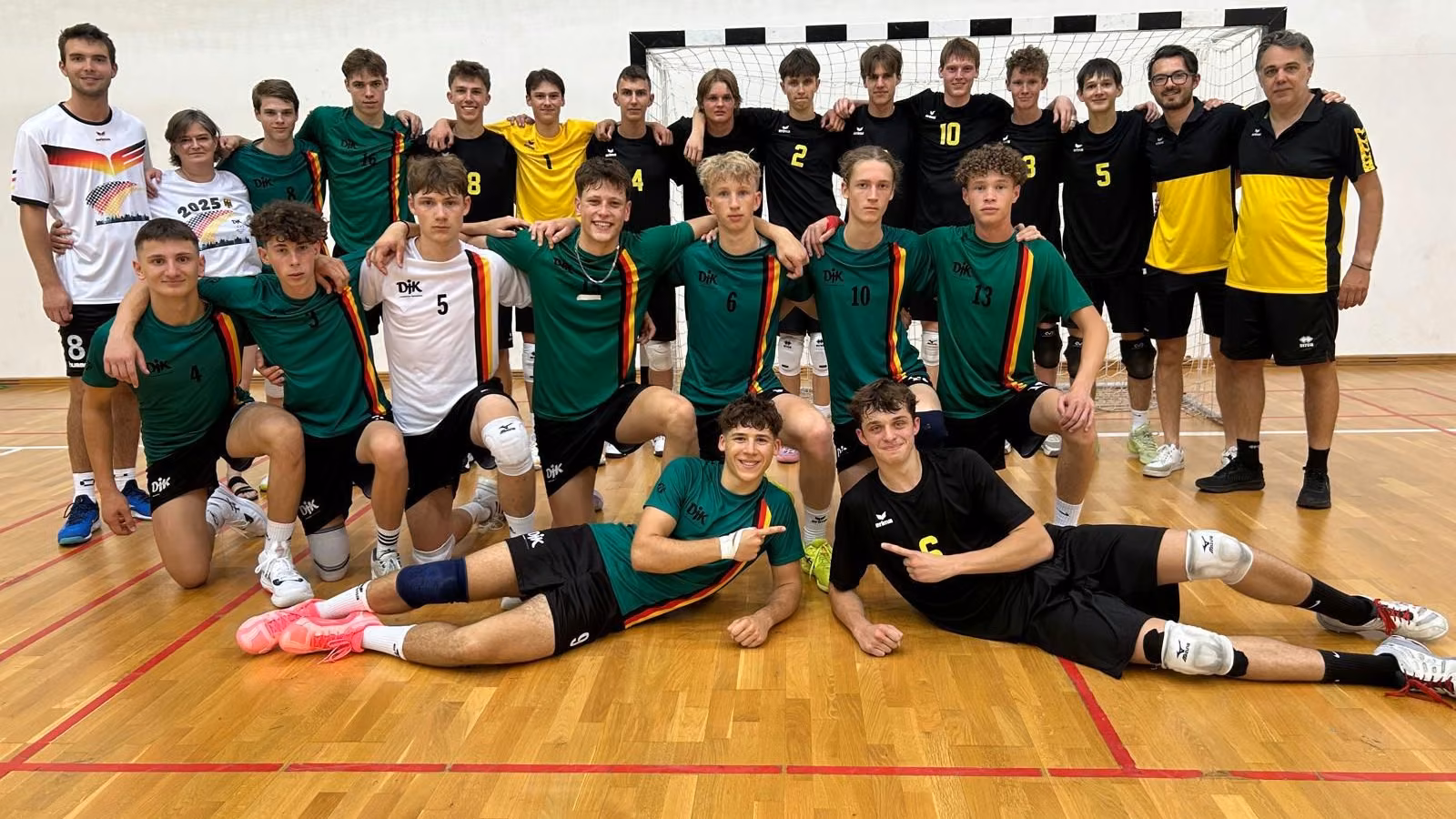 Groepsfoto Team Vlaanderen U17 volleybal – met Rune Dekeyser & Lars Vandenbussche – viert 3-1 zege op Duitsland tijdens FISEC-FICEP Games 2025 in Boedapest.
