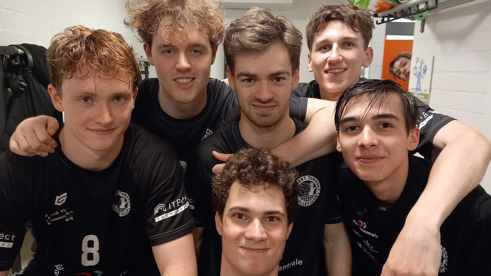 Zes spelers van de groep van 2005, nu jongvolwassen, poseren samen in de kleedkamer.