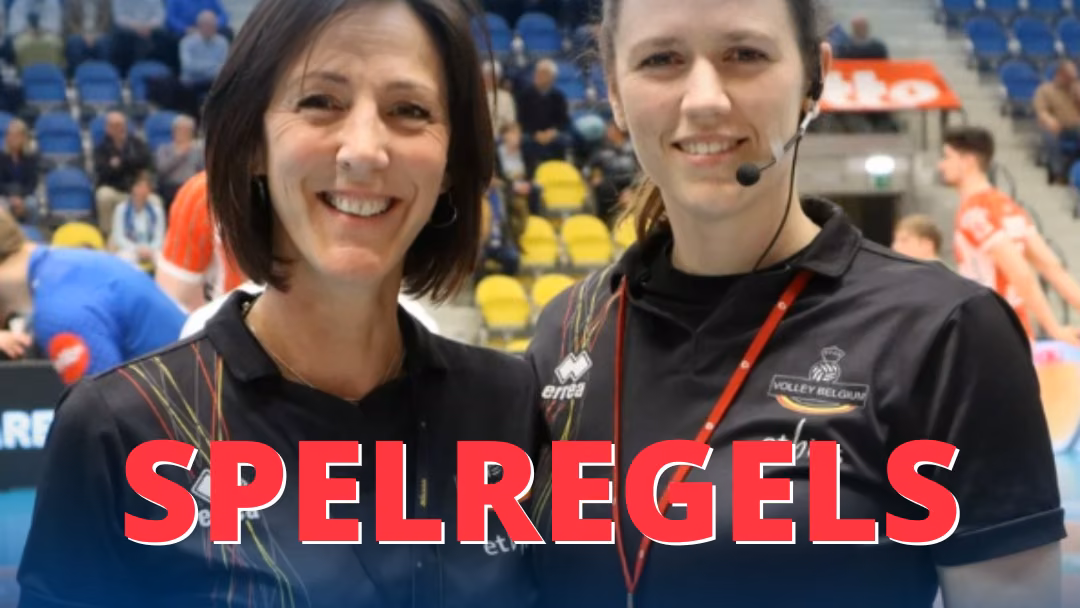 2 officiële scheidsrechters poseren voor de foto met de tekst 'spelregels' op de voorgrond en het logo van Volley Vlaanderen.